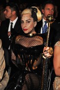 Lady Gaga vai casar com vestido preto e dourado