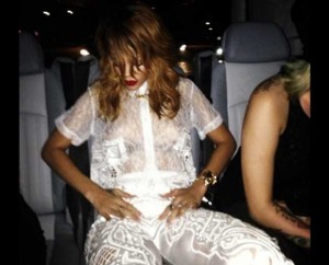 Rihanna cai na noite sem sutiã-2